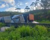Tombamento de carreta em Messias deixa duas vítimas