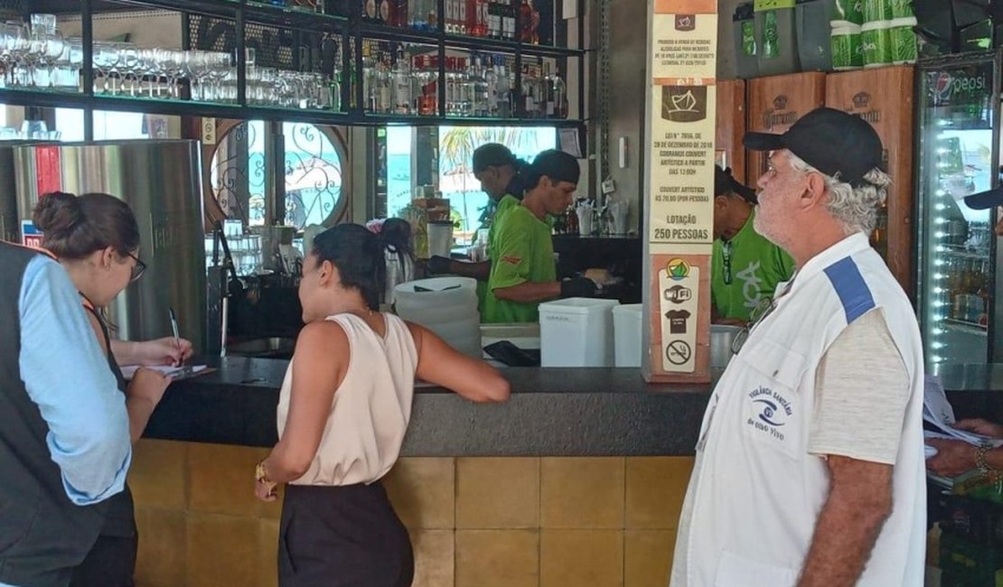 Programa “De Olho Vivo no Verão” reforça segurança alimentar na orla de Maceió