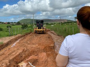 Tainá Veiga determina força-tarefa na recuperação das estradas vicinais de Lagoa da Canoa