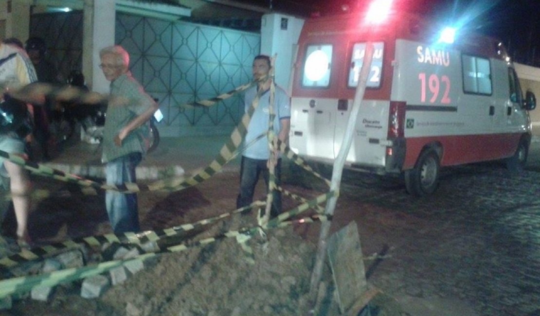 Motoqueiro cai dentro de buraco no bairro São Luís, em Arapiraca