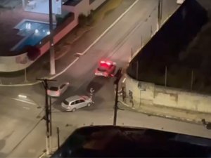 Colisão entre carro e moto resulta na amputação de dedos de motociclista no Farol