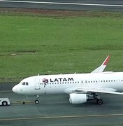 Avião da Latam colide com ave a retorna 30 minutos após decolagem no DF