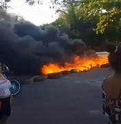 Moradores da Levada bloqueiam avenida em protesto por atraso no aluguel social