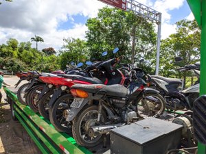 [Vídeo] BPRv faz blitz na AL-205 e apreende seis motocicletas irregulares