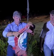 Cabo Bebeto comemora reintegração de posse em Arapiraca e leva bandeira do MST como troféu