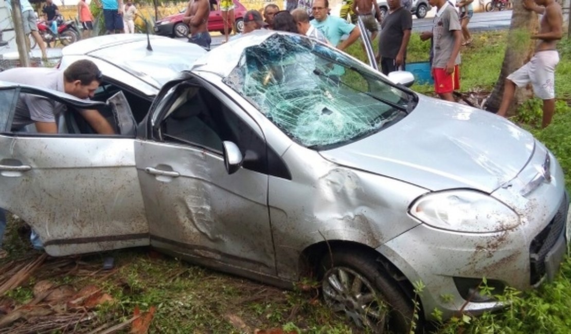 Motorista ignora lombada e carro fica destruído na AL-101