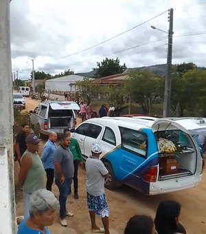 Cinco vítimas da chacina de Estrela de Alagoas são sepultadas sob forte comoção