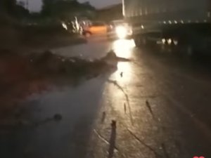 Barreira cai e deixa trecho de rodovia interditado em Maribondo na madrugada desta segunda (6)