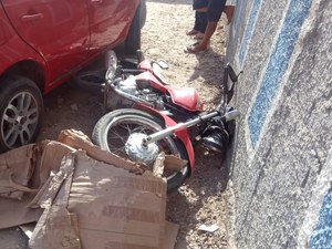[Vídeo] Condutor perde controle de carro e atinge moto em Arapiraca