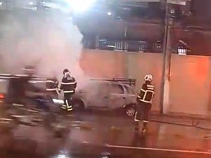 Veículo é destruído por incêndio no bairro Mangabeiras, em Maceió