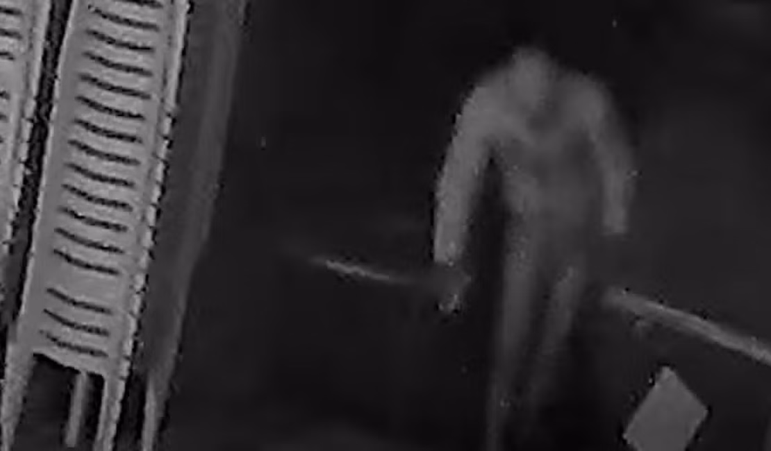 Ladrão vestindo apenas calcinha e blusa furta bebidas em bar na Zona Sul de SP