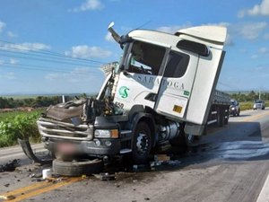 PRF registra colisão envolvendo duas carretas na BR 101, em Junqueiro