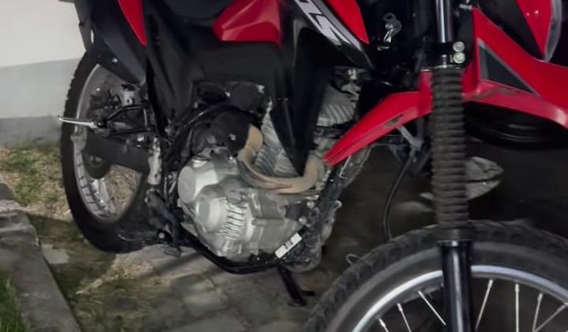 Casal tenta sair sem pagar tapioca na orla e acaba preso com moto roubada em Maceió