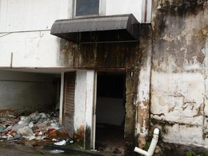 Casa abandonada serve de local para consumo de drogas e depósito de lixo