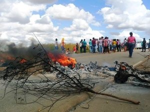 Parentes dos reeducandos  fazem protesto contra suspensão das visitas