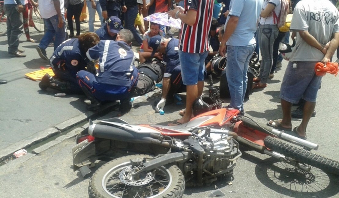 Motociclista tem fratura exposta após colisão