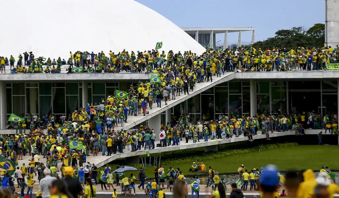 Após 2 anos dos ataques de 8 de janeiro, STF condenou 371; 122 estão foragidos