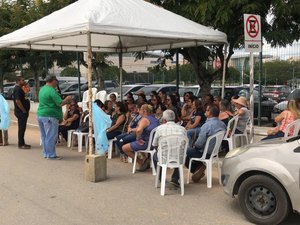 [Vídeo] Aposentados e pensionistas protestam em frente à prefeitura de Arapiraca