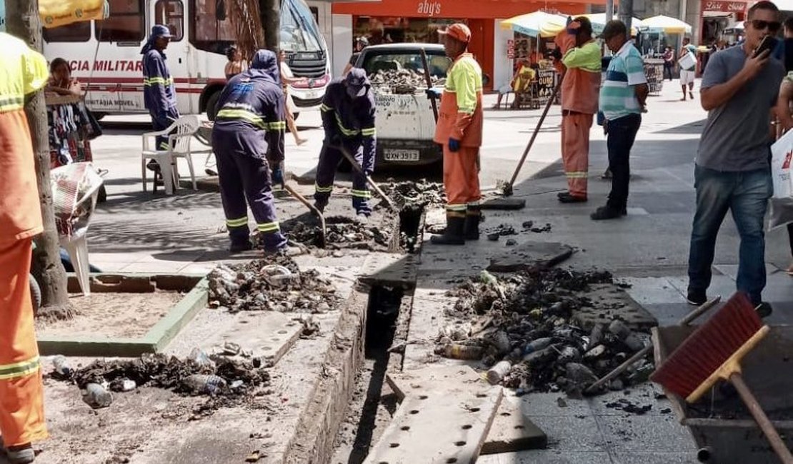 Prefeitura retira quatro toneladas de lixo de canaletas de drenagem na Rua do Comércio