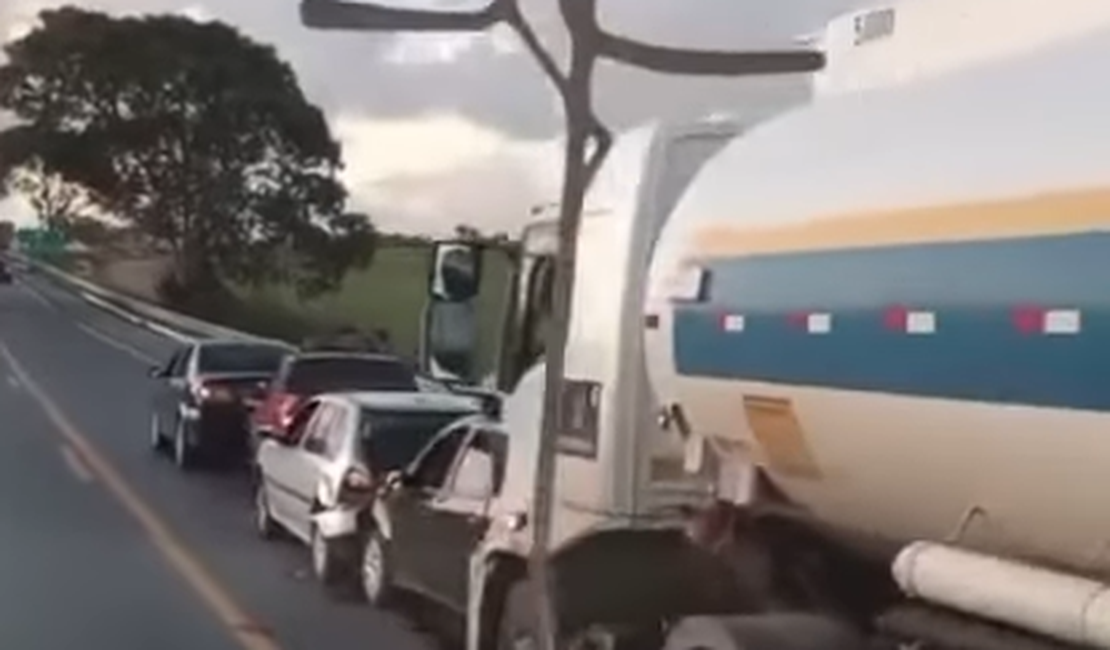 Acidente envolvendo quatro carros e uma carreta tanque deixa trânsito interditado em Marechal Deodoro