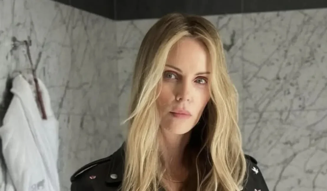 Charlize Theron revela que mãe matou o pai para salvá-las de ataque