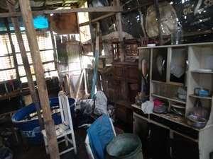 Moradores do antigo lixão sofrem com a falta de estrutura das casas, e cobram soluções