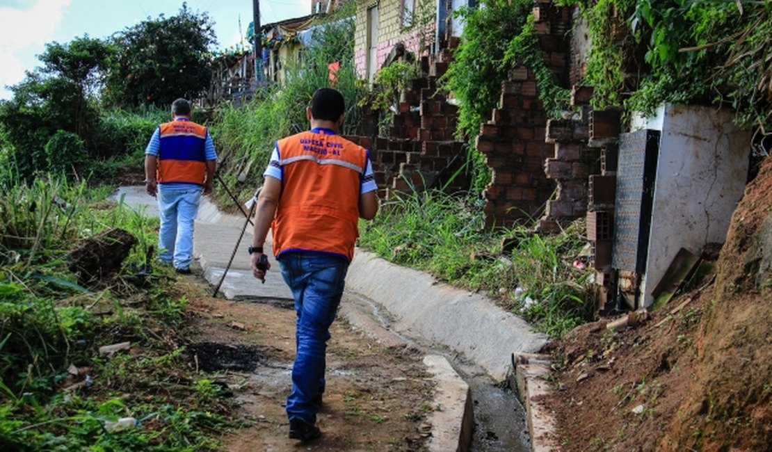 Defesa Civil alerta para fortes chuvas e discute ações emergenciais