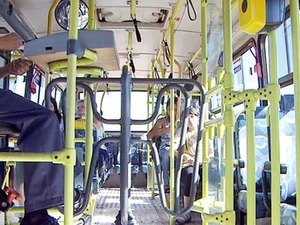 Criminosos invadem coletivo e fazem arrastão entre passageiros