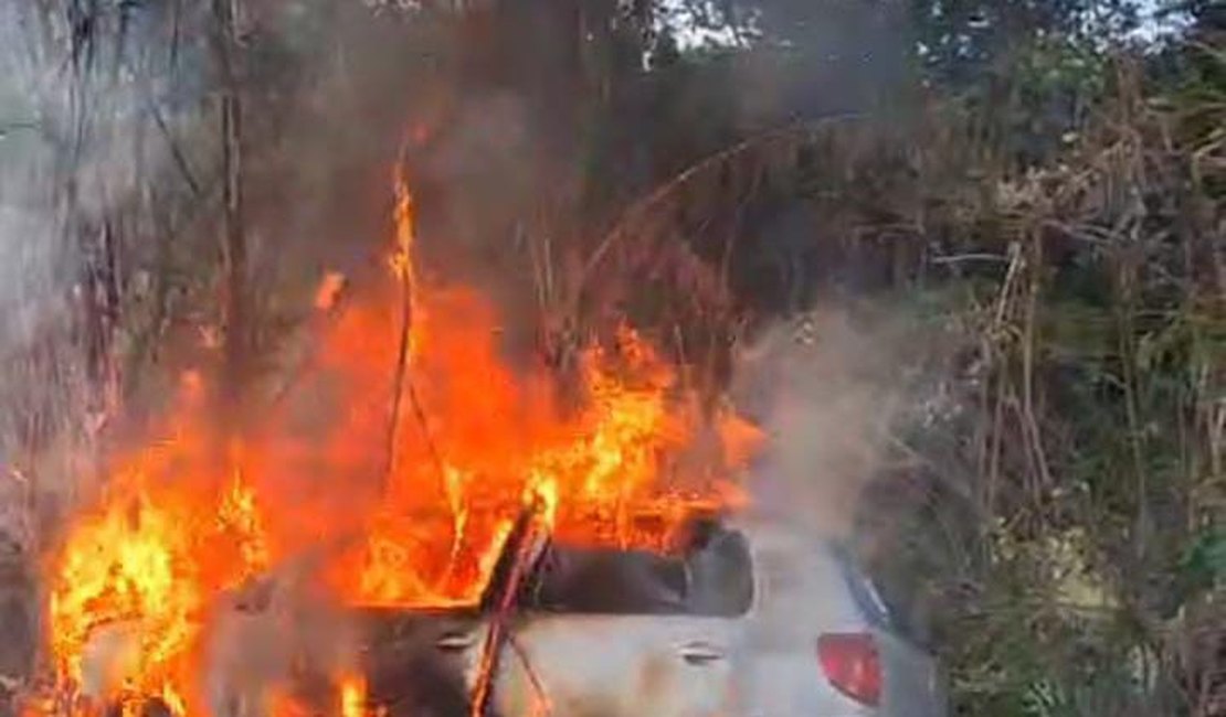 [VÍDEO] Carro pega fogo na zona rural de Passo de Camaragibe