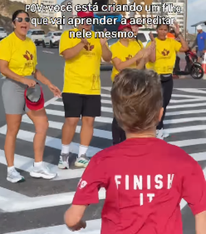 Mãe emociona ao incentivar filho durante corrida kid