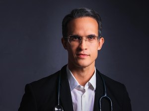 Cirurgião cardiovascular ultrapassa 1 milhão de seguidores com projeto que 'salva vidas antes do bisturi'