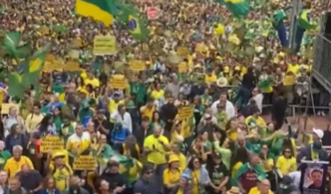 Apoiadores e parlamentares realizam ato “Reaja Brasil” na Avenida Paulista