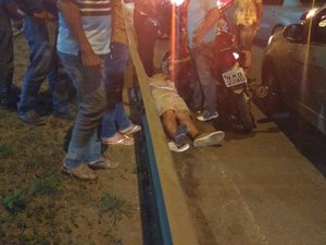 Tio e sobrinha sofrem acidente de moto após ultrapassagem proibida