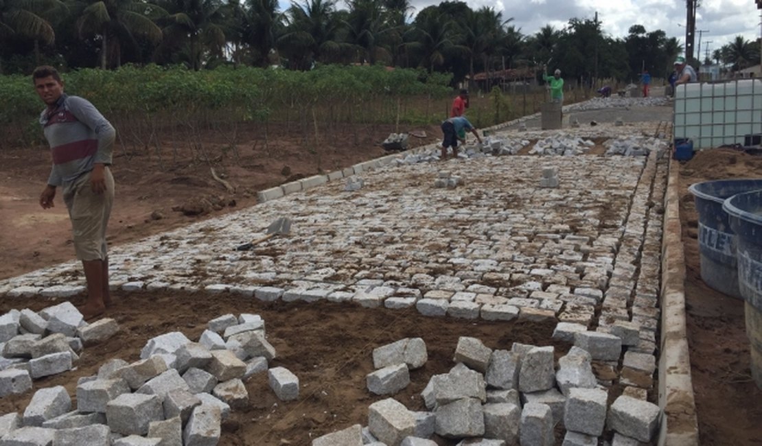 Prefeito visita obras de pavimentação no Povoado Oiti