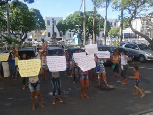 Esposas de presos protestam em frente à Assembleia e cobram direito de visitas