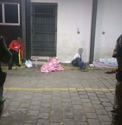 Presos passam a noite acorrentados do lado de fora de delegacia