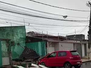 Veículo desgovernado derruba muro de casa no bairro Capiatã, em Arapiraca