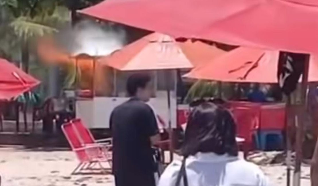 Fogo em barraca causa pânico na orla da Ponta Verde, em Maceió