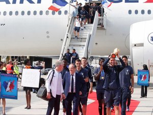 Seleção francesa é recebida com tapete vermelho na chegada a Paris