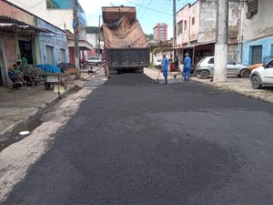 Prefeitura leva Operação Tapa-buraco para rua no bairro Levada