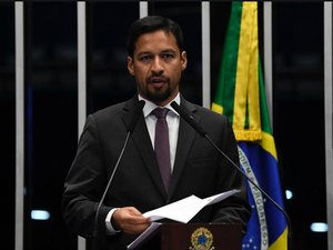 No plenário do Senado, Rodrigo Cunha defende maior proteção à mulher