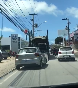Vídeo mostra cegonha descarregando carros em local proibido e atrapalhando trânsito