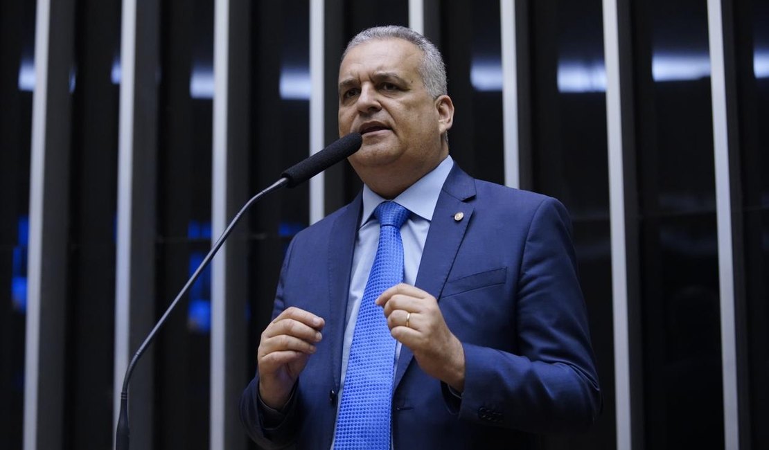 Alfredo Gaspar critica possível compra de avião de R$ 400 milhões por Lula