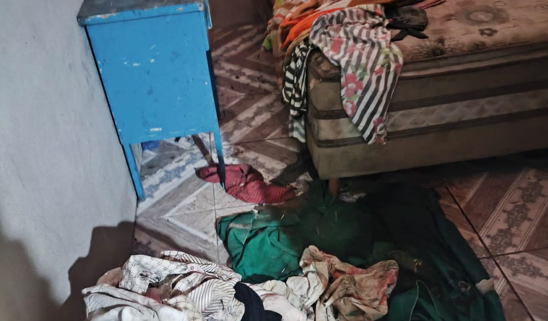Idosa é resgatada após ser abandonada em meio a fezes e entulhos na zona rural de Arapiraca