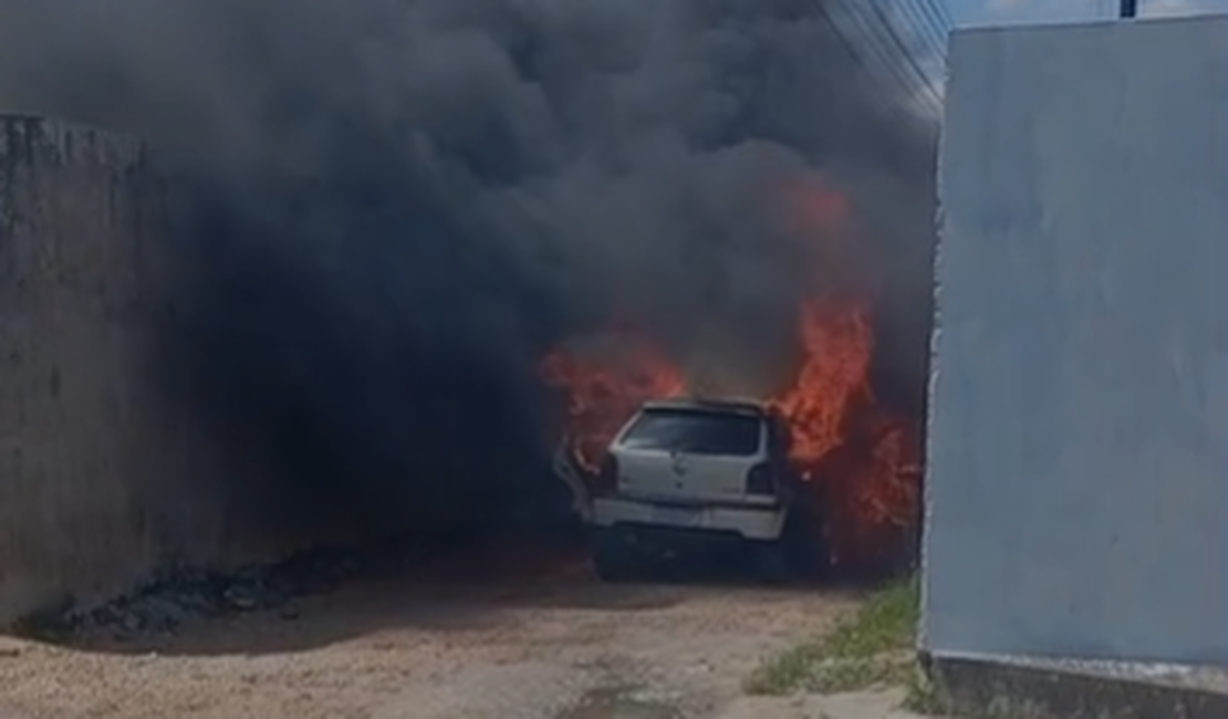 Carro pega fogo e mobiliza Corpo de Bombeiros na Travessa Guarani, em Penedo