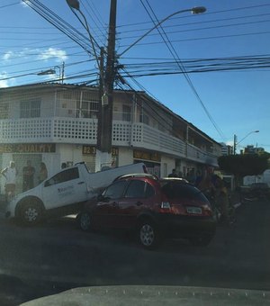 Motorista avança cruzamento e provoca acidente inusitado na Avenida Jatiúca