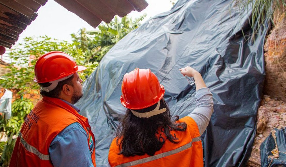 Defesa Civil retoma trabalho de aplicação de lona