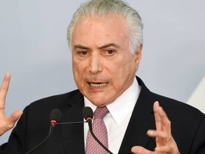 Temer cede a caminhoneiros e revoga nova tabela do frete