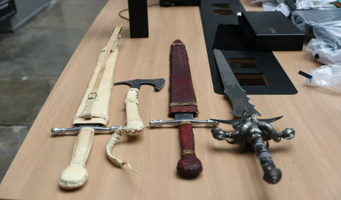 Polícia acha espada do He-Man em operação contra PMs agiotas