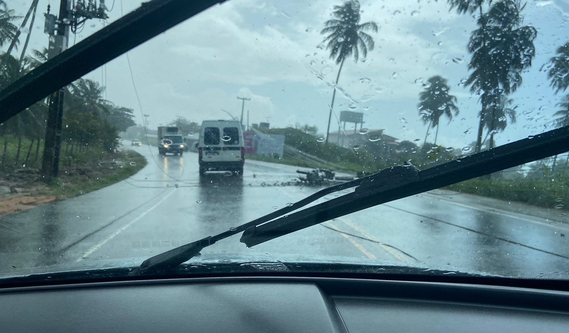 Poste caído no meio da Rodovia AL 101 Norte causa perigo aos motoristas em Maragogi